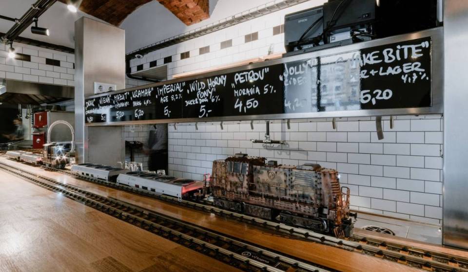 In diesem Wiener Lokal rollt euer Essen, von Miniaturzügen gezogen, auf 600 Meter langen Schienen direkt an euren Tisch