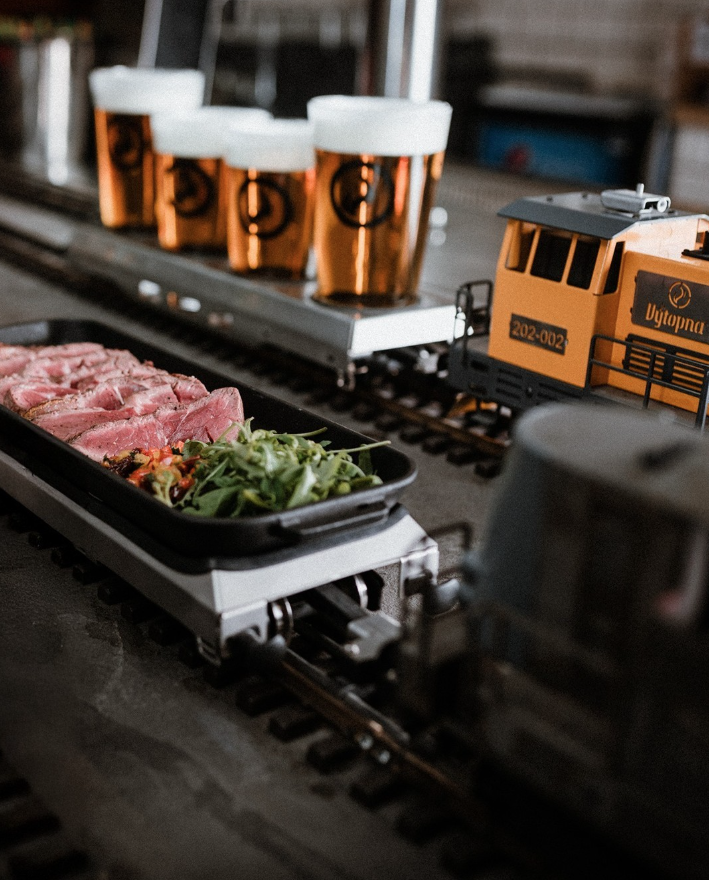Im Vytopna Railway Restaurant in Wien kommt das Essen auf der Schiene