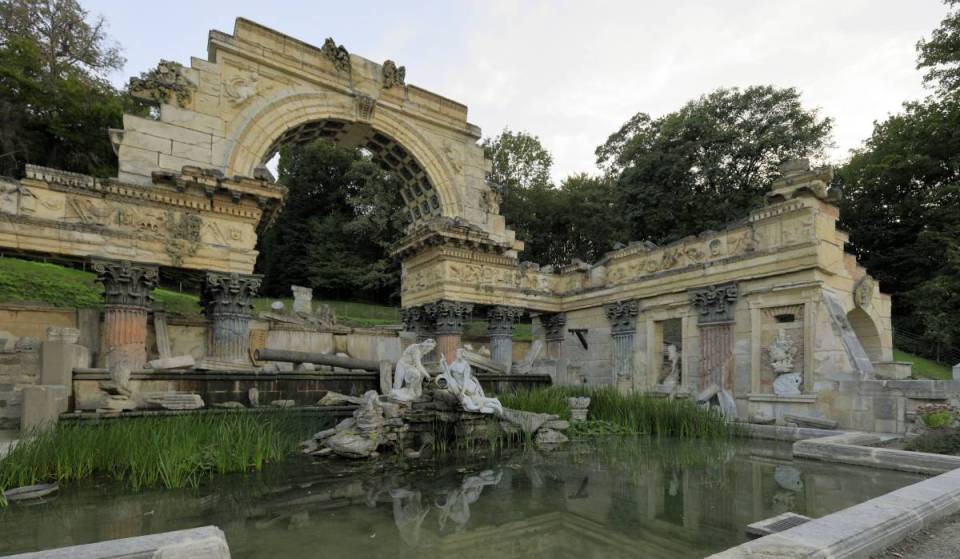 Discover which structure, just a few minutes’ walk from the palace, mimics a famous ancient city