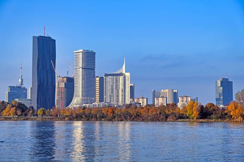 Die Skyline von Wien mit der Donau im Vordergrund