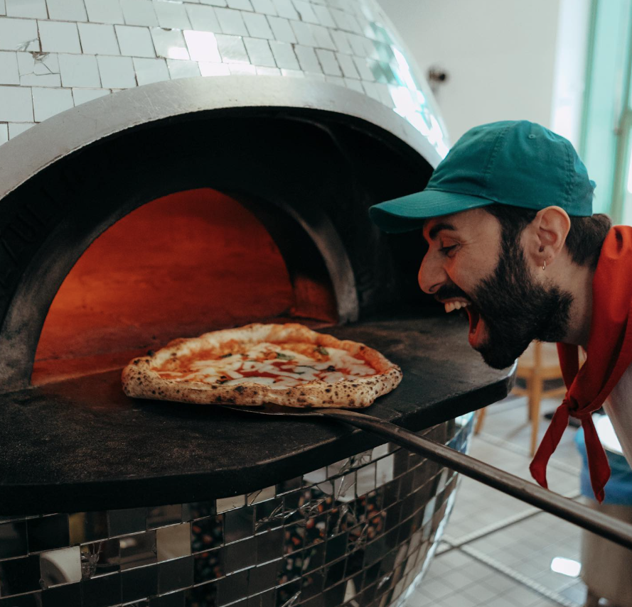 In der Pizzeria Disco Volante gibt es Pizza aus der Discokugel