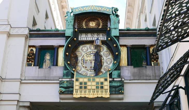 Warum um Punkt 12 Uhr genau 12 historische Promis über den Hohen Markt spazieren