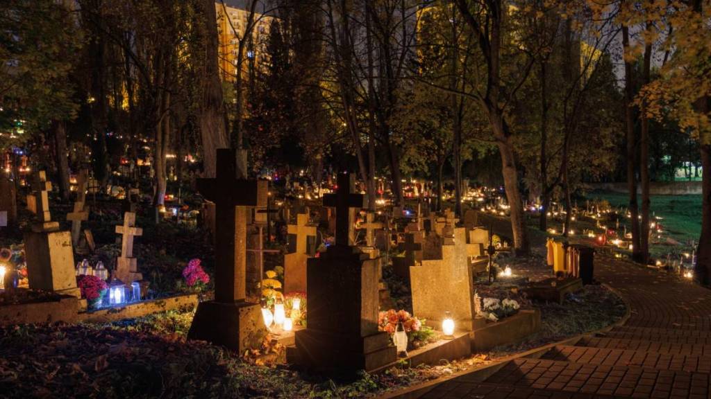 Halloween auf einem Friedhof feiern? Wiens wohl ungewöhnlichstes Halloween-Fest steigt an einem extrem besonderen Ort