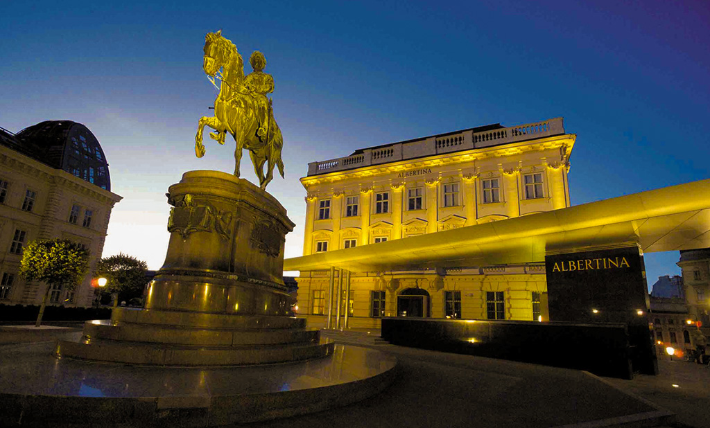 Außenansicht der beleuchteten Albertina in Wien bei Dämmerung