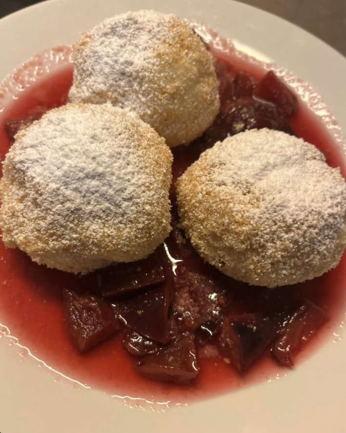 Zwetschkenknödel mit Röster eine beliebte Nachspeise im Café Bredendick