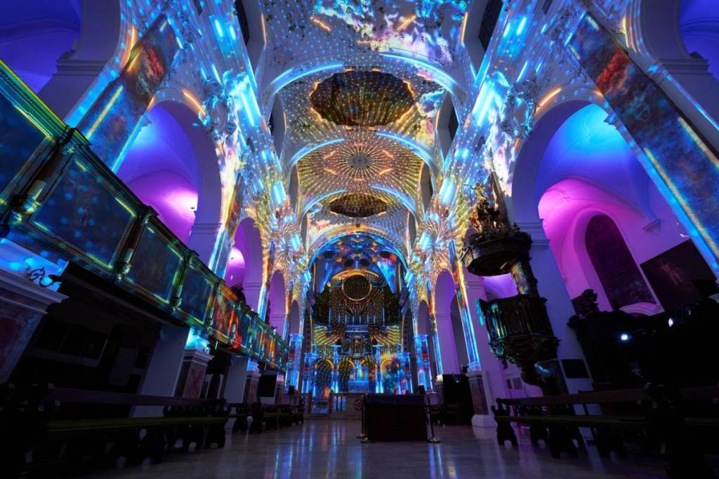 Eine Lichtinstallation in einer Halle.