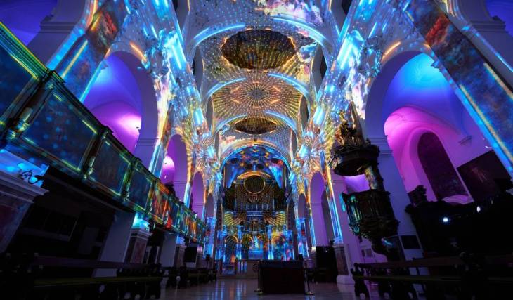 Nur 75 Minuten von Wien entfernt erlebt ihr im größten Dom Österreichs eine Lichtshow zu Vivaldis “Vier Jahreszeiten”