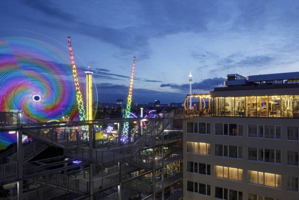 Während Wiener Clubs am 31. Oktober über 20 Euro verlangen: Auf dieser Dachterrasse im 2. Bezirk feiert ihr für 0 Euro mit Praterblick eure Halloween-Rooftop-Party