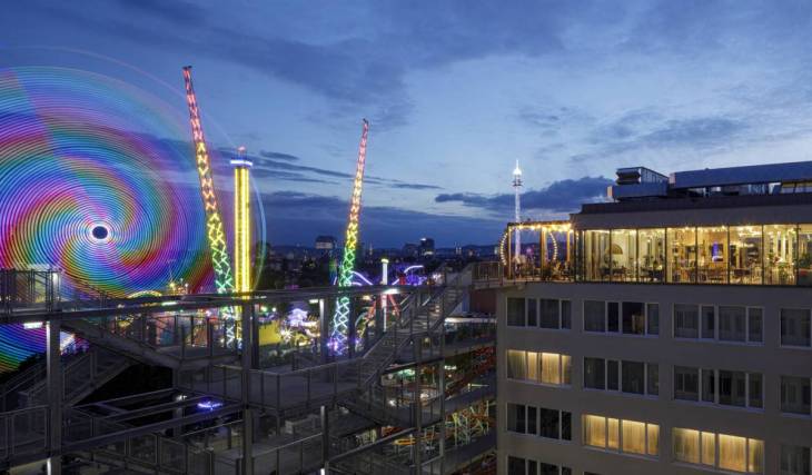Während Wiener Clubs am 31. Oktober über 20 Euro verlangen: Auf dieser Dachterrasse im 2. Bezirk feiert ihr für 0 Euro mit Praterblick eure Halloween-Rooftop-Party