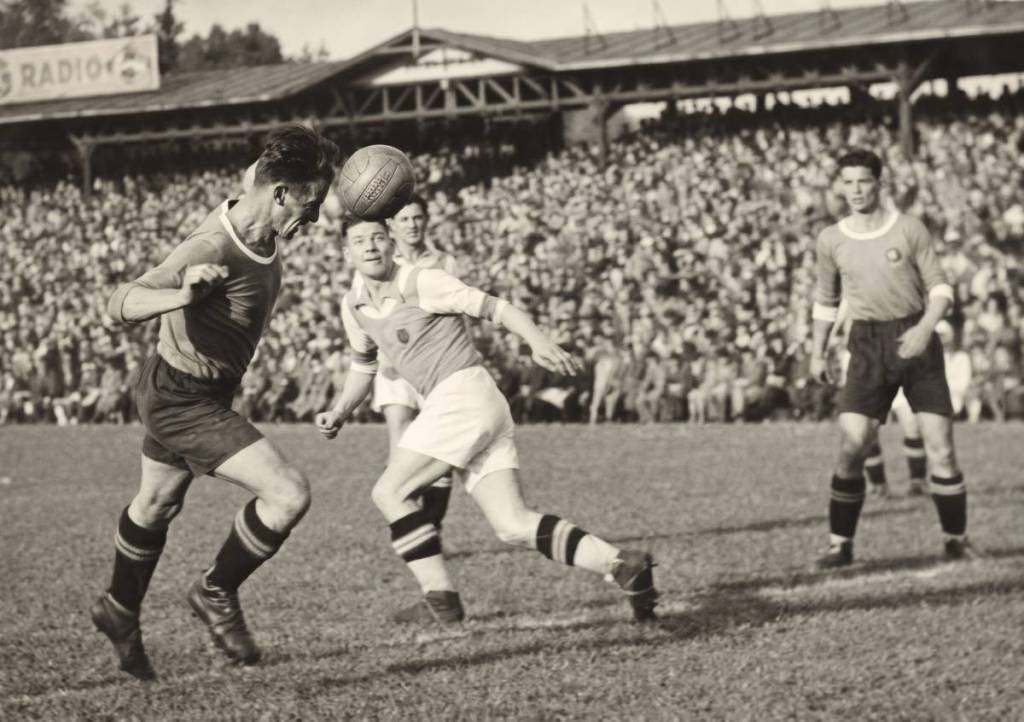 Georg Schors, Walter Nausch und Franz Binder (v.l.) im Derbykampf, Rapid - Austria 5:1 (3:0), 16. Oktober 1938