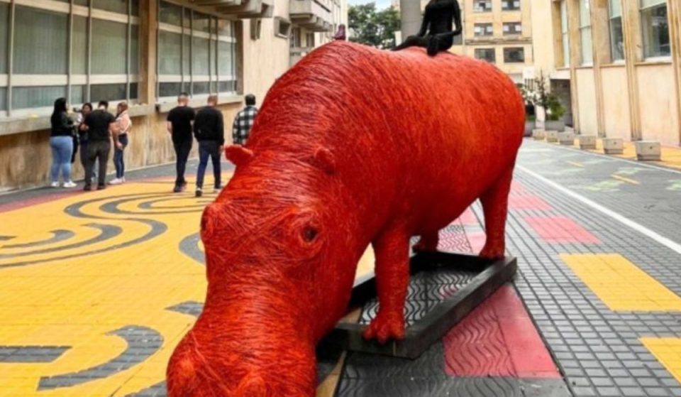 Un colorido hipopótamo de 3.5 metros te espera en el pasaje Murillo Toro